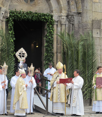 Sacerdotes atravessam a “Porta Santa” da Sé de Braga
