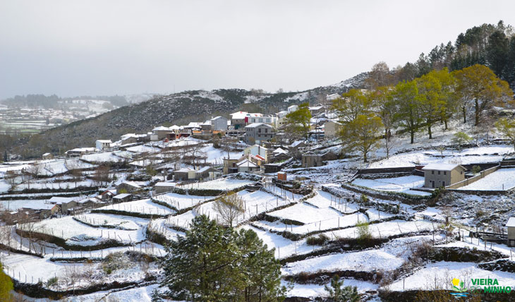 Manto de neve cobre aldeias da Serra da Cabreira