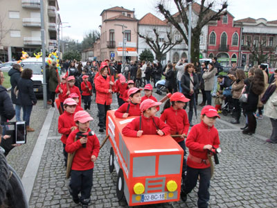 Desfile de Carnaval nas ruas de Vieira