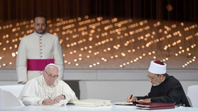 O Papa Francisco e Ahmad Al-Tayyeb, assinam declaração histórica