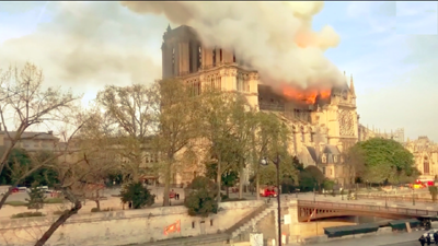 O altar e a cruz de Notre Dame intactos após incêndio 