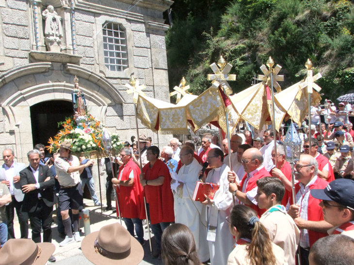 Peregrinação arciprestal à Srª da Fé levou milhares de fieis ao Monte Santa Cecília