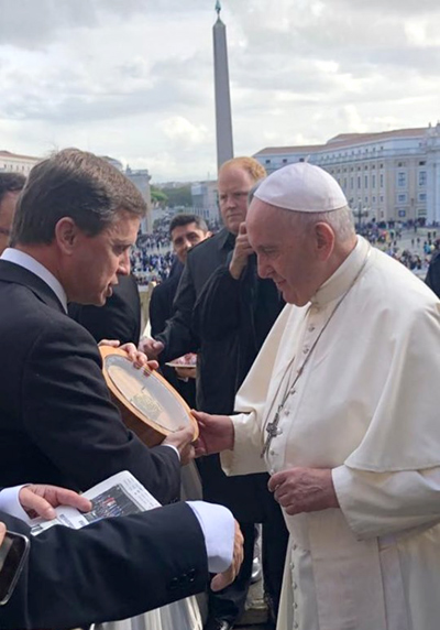 Papa recebe peça evocativa do 40.º aniversário do programa ‘70X7’