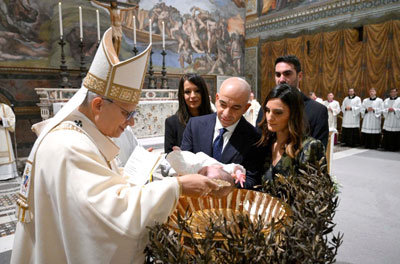 Papa batiza 20 crianças na Capela Sistina <br>“A fé é um bem essencial para a vida” 