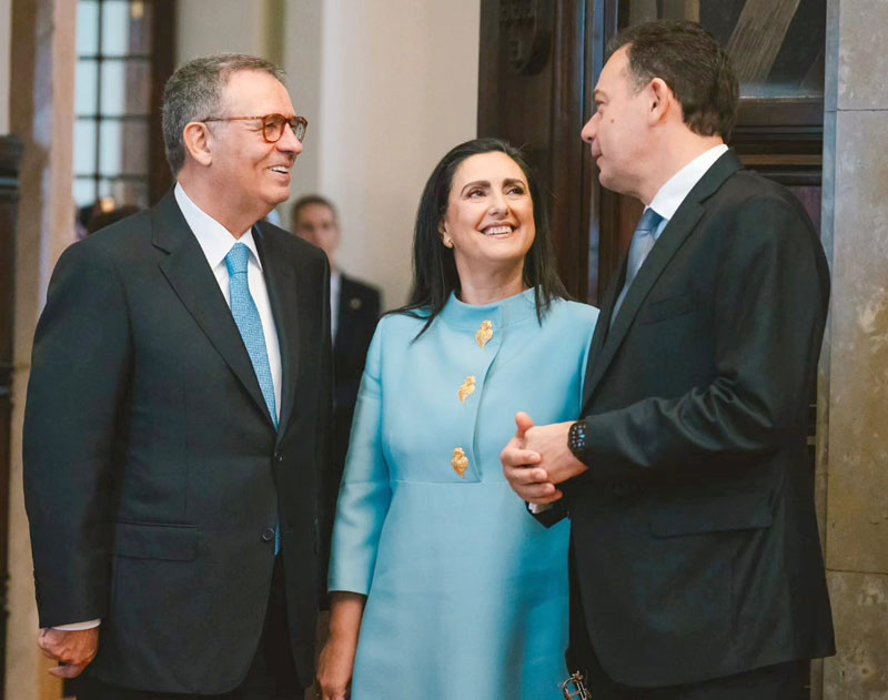 Nova primeira dama ‘tomou posse’ com 3 corações de Viana ao peito