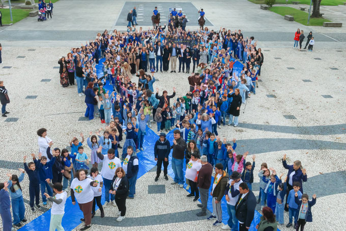 Crianças encerram “Campanha Laço Azul” com “Laço Humano”