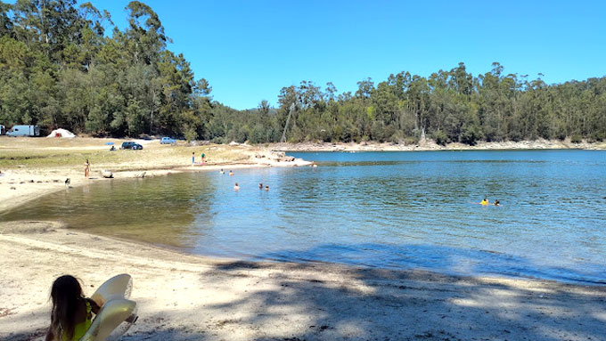 Albufeira do Ermal conquista selo de praia fluvial de “Qualidade de Ouro”