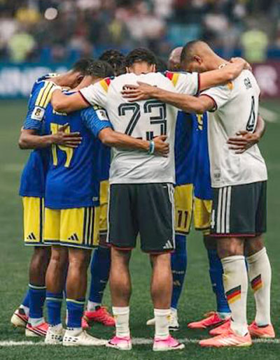 Adversários, em campo, irmãos, em Cristo!