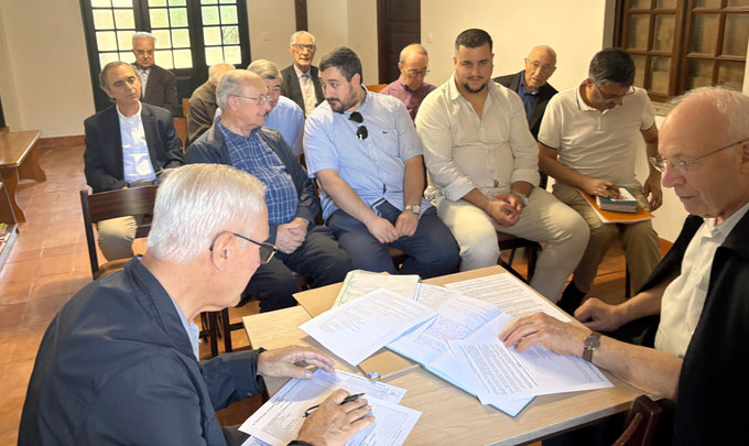 Confrades do “Divino Salvador” em “reunião estatuária”