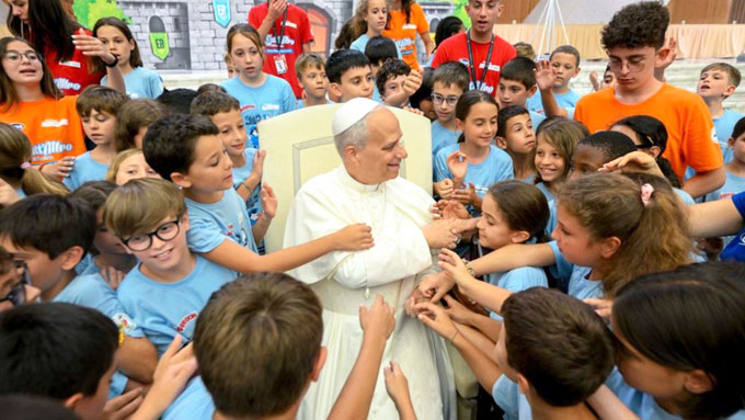 O Papa Leão XIV rezou o Terço pela Paz com cerca de 700 crianças